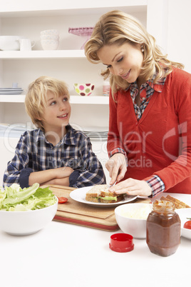 Mutter mit Sohn beim Essen zubereiten