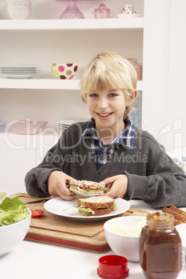 Kleiner Junge beim Essen