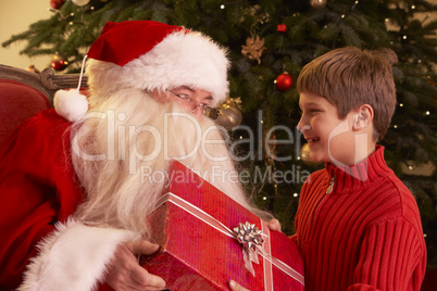 Weihnachtsmann mit kleinem Jungen