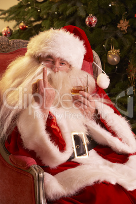 Weihnachtsmann mit einem Glas Schnaps