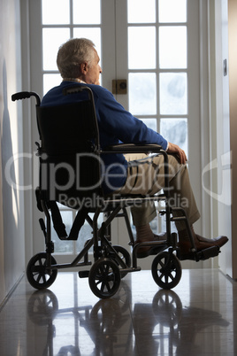 Älterer Mann im Rollstuhl