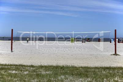 Beachvolleyballnetz am Strand / Beach volleyball net on beach