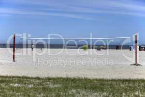 Beachvolleyballnetz am Strand / Beach volleyball net on beach