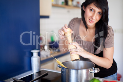 junge Frau beim Kochen von Nudeln