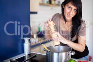 junge Frau beim Kochen von Nudeln