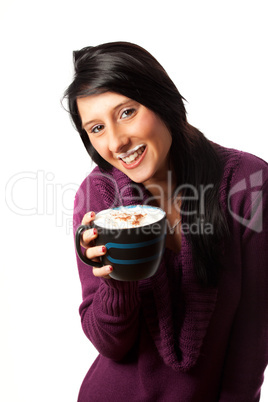 junge Frau mit einer Tasse Cappuccino