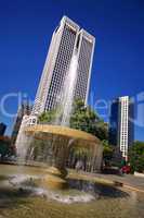 Hochhaus in Frankfurt am Main mit Brunnen der alten Oper im Vordergrund