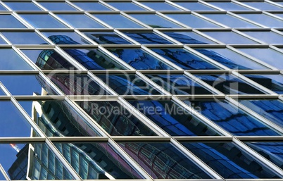 Spiegelung mit Hochhaus in Frankfurt am Main