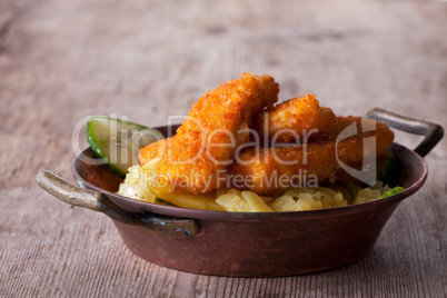 Fischstäbchen mit Kartoffelsalat