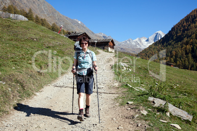 Frau beim wandern in den Alpen