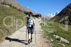 Frau beim wandern in den Alpen