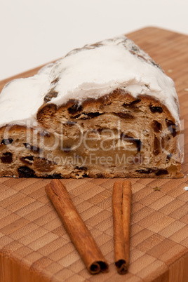 Geschnittener Stollen auf Brett