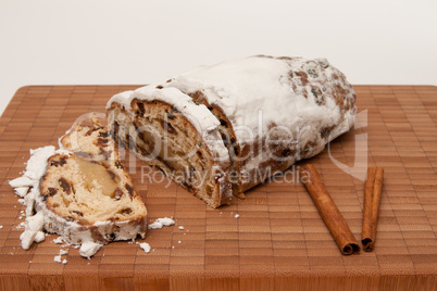 Geschnittener Stollen auf Brett