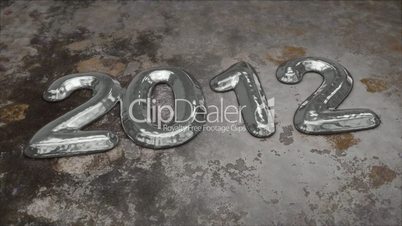 jahreszahl 2012 aus metall schmilzt auf boden