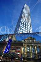 Spiegelung der alten Commerzbank in Frankfurt mit Wolkenkratzer