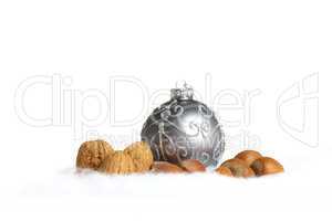 Christbaumkugel und Nüsse - Christmas ball and nuts