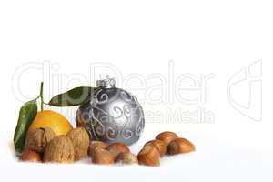 Christbaumkugel und Nüsse - Christmas  ball and nuts