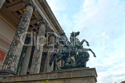 Reiterstatue mit Löwen