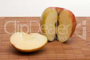 reifer Apfel angeschnitten