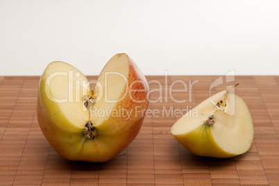 reifer Apfel angeschnitten