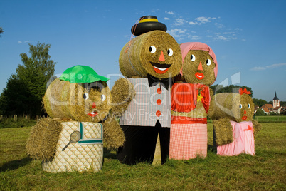 Vier Figuren aus Strohballen