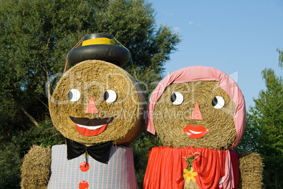 Zwei Figuren aus Strohballen