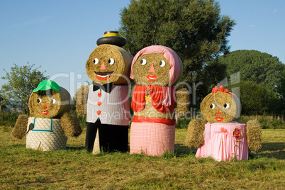 Vier Figuren aus Strohballen