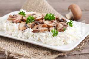 frisches Reisgericht mit Pilzen / fresh meal with rice and mushr