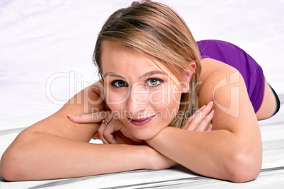 Blonde Frau liegt auf dem Boden