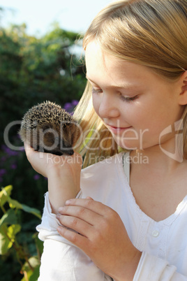 Kind mit Igel