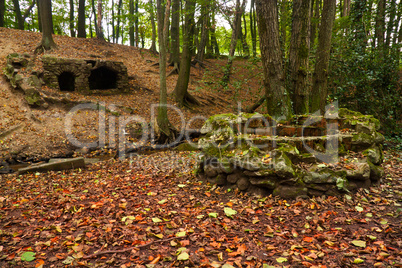 Waldhöhle und Steinbrunnen