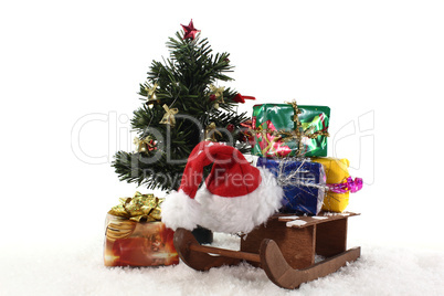Schlitten und Geschenke unterm Weihnachtsbaum