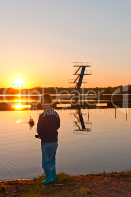 Junge abends am See