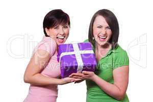 Zwei Frauen übergeben ein Geschenk