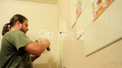 master applies decorative plaster on the wall.