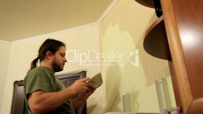 master applies decorative plaster on the wall.