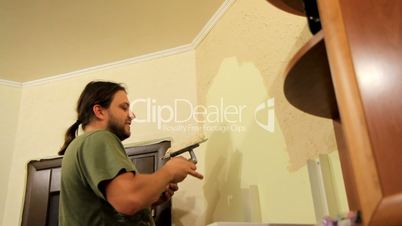 master applies decorative plaster on the wall.