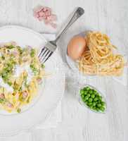 noodles with cream and ham