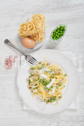 noodles with cream and ham