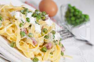 noodles with cream and ham