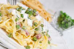 noodles with cream and ham