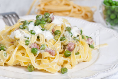 noodles with cream and ham