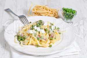 noodles with cream and ham