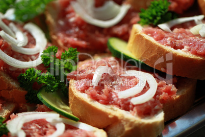 Mettbrötchen mit Zwiebeln