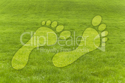 Grünes Gras am Hügel mit Fussabdrücken
