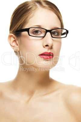 portrait einer jungen frau mit brille und roten lippen