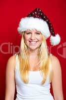 Blonde Frau mit Weihnachtsmütze