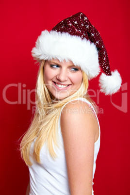 Blonde Frau mit Weihnachtsmütze