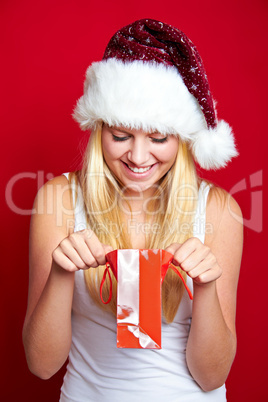 Blonde Frau mit Weihnachtspäckchen