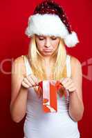 Blonde Frau mit Weihnachtspäckchen